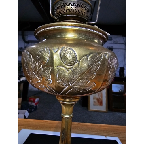 234 - A good quality antique French Parisien Brass Oil Lamp by Bec Gaulois, featuring an ornate red jewell... 