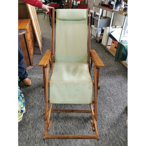 423 - A large vintage Haxyes folding green canvas chair, extends to a full longer, in good order folds fla... 