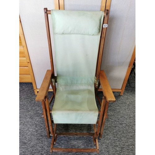 423 - A large vintage Haxyes folding green canvas chair, extends to a full longer, in good order folds fla... 