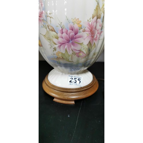 347 - Pretty floral porcelain table lamp with wooden base in very good clean condition. Height 41cm.