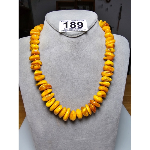 189 - A good quality vintage genuine butterscotch amber beaded necklace featuring polished shaped amber be... 