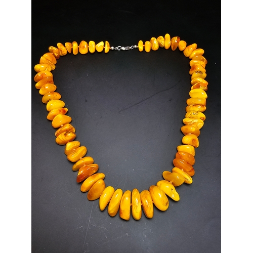 189 - A good quality vintage genuine butterscotch amber beaded necklace featuring polished shaped amber be... 