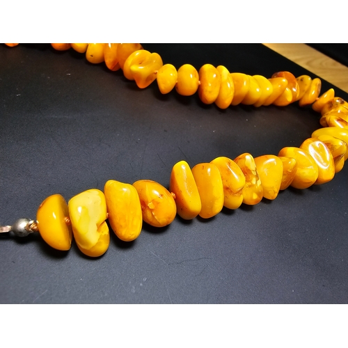 189 - A good quality vintage genuine butterscotch amber beaded necklace featuring polished shaped amber be... 