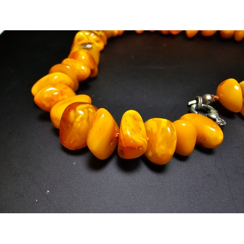 189 - A good quality vintage genuine butterscotch amber beaded necklace featuring polished shaped amber be... 