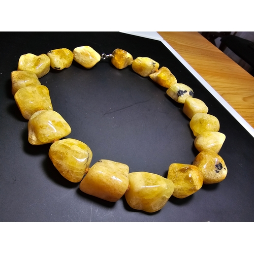 195 - A good natural golden beryl (heliodor) stone beaded necklace, presenting a good natural golden colou... 