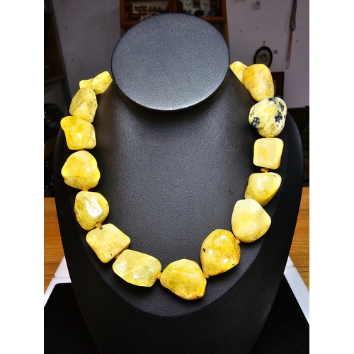 195 - A good natural golden beryl (heliodor) stone beaded necklace, presenting a good natural golden colou... 