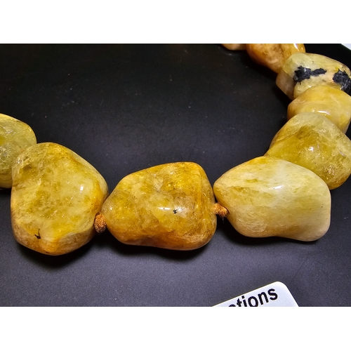 195 - A good natural golden beryl (heliodor) stone beaded necklace, presenting a good natural golden colou... 