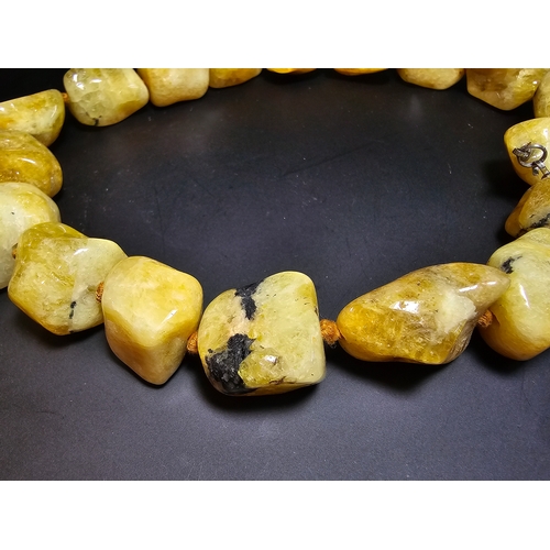 195 - A good natural golden beryl (heliodor) stone beaded necklace, presenting a good natural golden colou... 