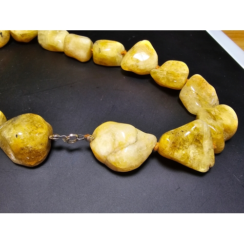 195 - A good natural golden beryl (heliodor) stone beaded necklace, presenting a good natural golden colou... 