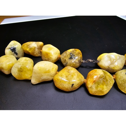 195 - A good natural golden beryl (heliodor) stone beaded necklace, presenting a good natural golden colou... 