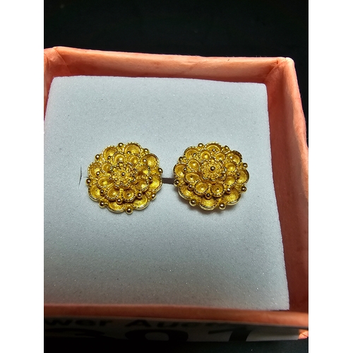 301 - Pair of good quality unused solid 18ct yellow gold stud earrings featuring an intricately worked flo... 