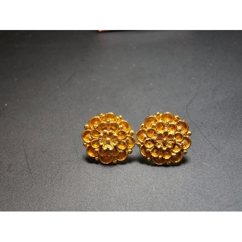 301 - Pair of good quality unused solid 18ct yellow gold stud earrings featuring an intricately worked flo... 