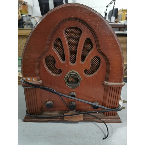 12 - 3x vintage radios including 2 valve models. Brand names include Ekco, Reela, etc. Due to the vintage... 