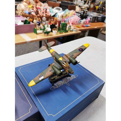 15 - 3x Oxford die-cast airplane models complete with stands and original boxes, all scale 1:72 and appea... 