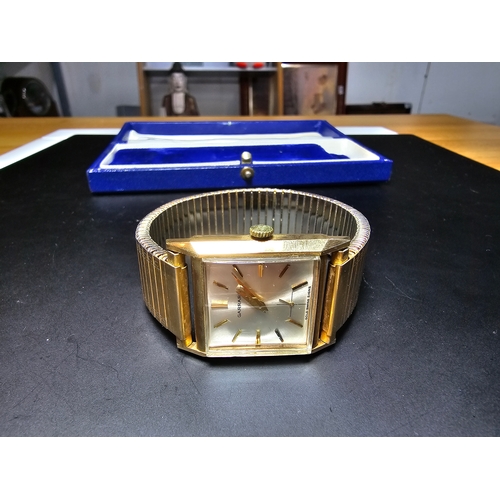 304 - Good quality vintage Garrard & Co 9ct gold cased gents wrist watch set on an flexi gold tone strap. ... 