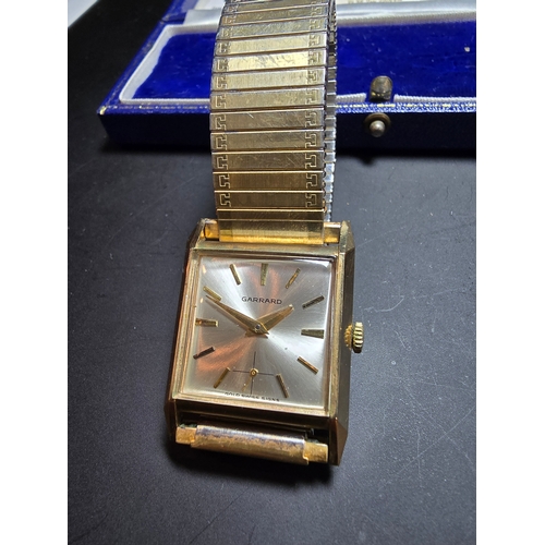 304 - Good quality vintage Garrard & Co 9ct gold cased gents wrist watch set on an flexi gold tone strap. ... 