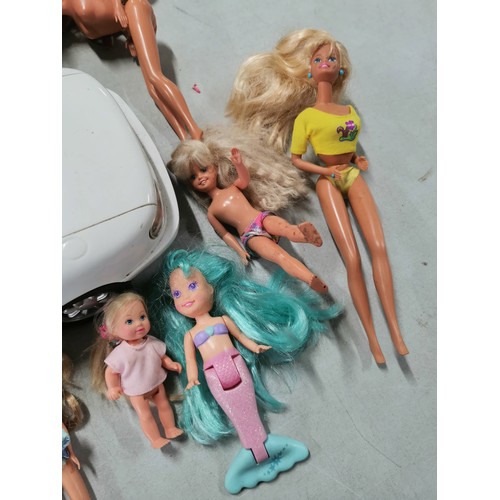 24 - A large selection of Sindy dolls along with a convertible 
Sindy car, measures 47cm in length.