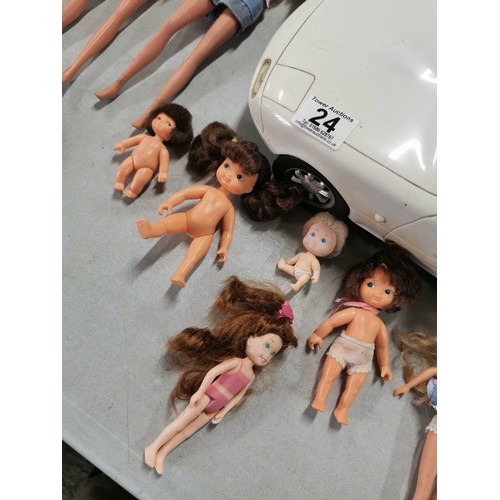 24 - A large selection of Sindy dolls along with a convertible 
Sindy car, measures 47cm in length.