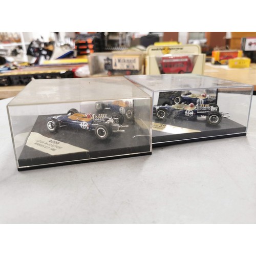 28 - A collection of 8 collectable diecast model cars in their clear presentation boxes to include Burago... 