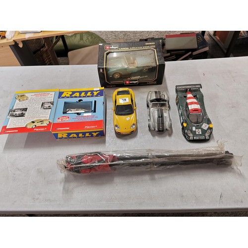 38 - A quantity of good collectable large diecast model cars to include Maisto, Porsche 911 GT1 scale 118... 