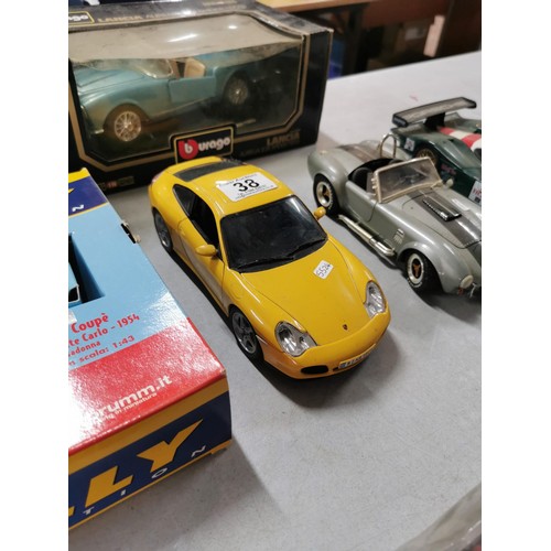 38 - A quantity of good collectable large diecast model cars to include Maisto, Porsche 911 GT1 scale 118... 