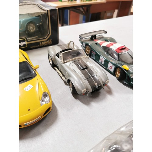 38 - A quantity of good collectable large diecast model cars to include Maisto, Porsche 911 GT1 scale 118... 