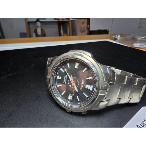 290 - A vintage Seiko Kinetic Titanium gents watch with date window, set on it's original Seiko chrome str... 