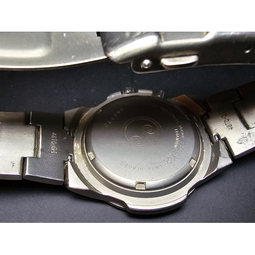 290 - A vintage Seiko Kinetic Titanium gents watch with date window, set on it's original Seiko chrome str... 