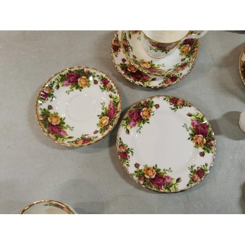 71 - Quantity of Royal Albert Old Country Roses part tea set inc 6 cups and saucers, 6x plates, milk jug,... 