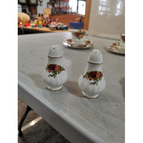 71 - Quantity of Royal Albert Old Country Roses part tea set inc 6 cups and saucers, 6x plates, milk jug,... 