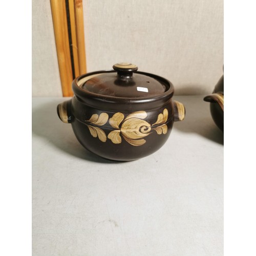 109 - 2x Denby Bakewell lidded casserole dishes both in good order with brown glaze and floral design, lar... 