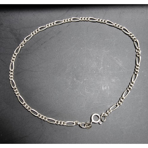 213 - A 925 silver bracelet with a Figaro link design, has a length of 9