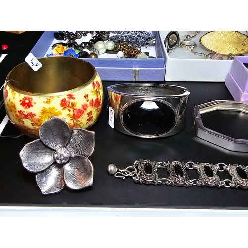 269 - Qty of various costume jewellery to inc large bangles, vintage jewelled jewellery, charm bracelets, ... 