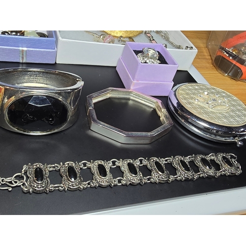 269 - Qty of various costume jewellery to inc large bangles, vintage jewelled jewellery, charm bracelets, ... 