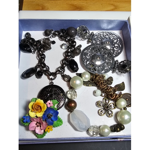 269 - Qty of various costume jewellery to inc large bangles, vintage jewelled jewellery, charm bracelets, ... 