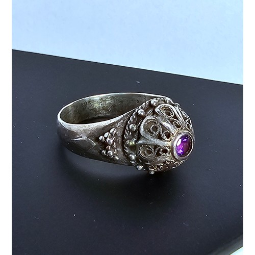 221 - A good quality vintage ornate 925 silver dress ring featuring intricate filigree worked design with ... 