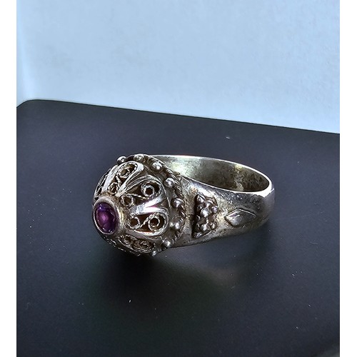 221 - A good quality vintage ornate 925 silver dress ring featuring intricate filigree worked design with ... 