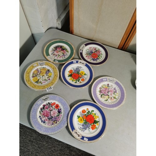 114 - Collection of 17x collectable plates inc 14x RHS Royal Doulton Chelsea Flower Show plates depicting ... 