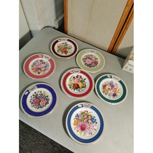 114 - Collection of 17x collectable plates inc 14x RHS Royal Doulton Chelsea Flower Show plates depicting ... 