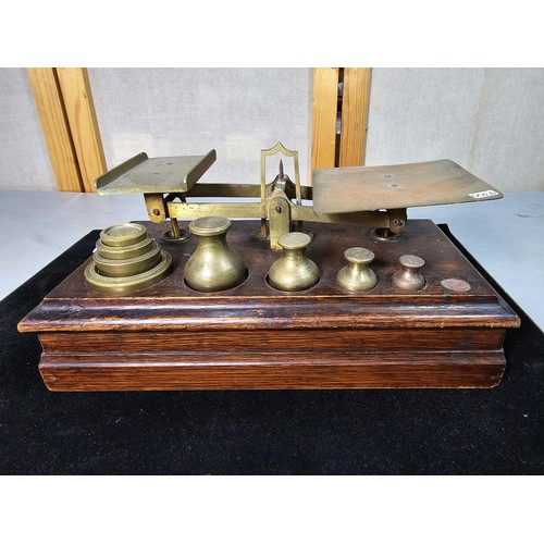 316 - A good vintage set of oak cased brass scales with a full set of brass weights of 2 types, in good ov... 