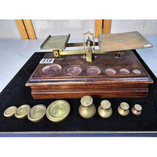 316 - A good vintage set of oak cased brass scales with a full set of brass weights of 2 types, in good ov... 