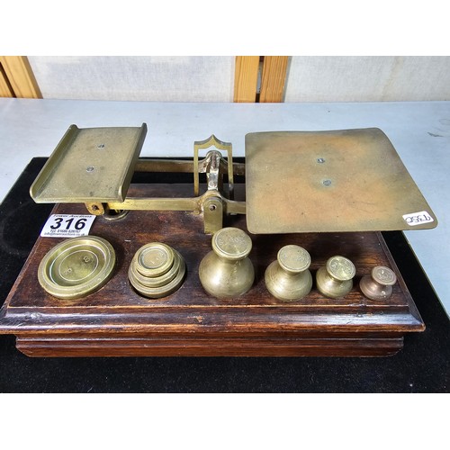 316 - A good vintage set of oak cased brass scales with a full set of brass weights of 2 types, in good ov... 