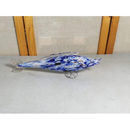 166 - Good quality glass Romanian art glass fish in blue and white pattern in overall good condition 10cm ... 