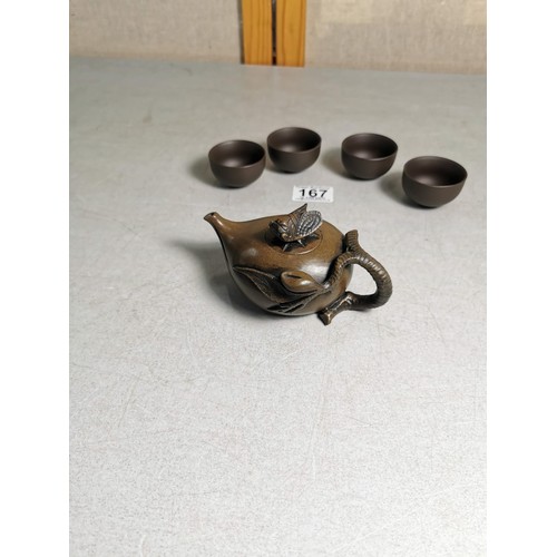 167 - A good quality Yixing clay teapot drinking set with 4x drinking bowls, along with a cicada lidded te... 