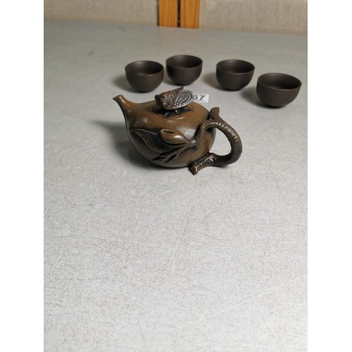 167 - A good quality Yixing clay teapot drinking set with 4x drinking bowls, along with a cicada lidded te... 