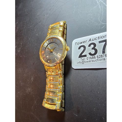 237 - An attractive gents gold tone quartz watch by Q&Q having a clean viewing window and dial and of a sl... 