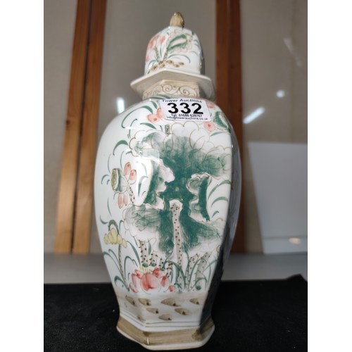 332 - A good quality antique Chinese hand painted lidded vase in the famille vert pallet featuring a beaut... 