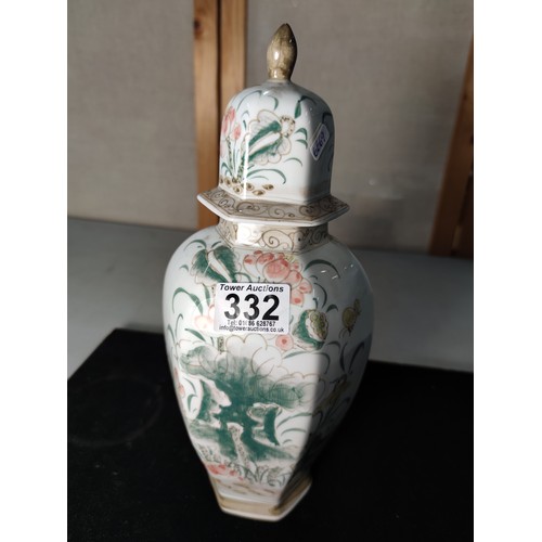 332 - A good quality antique Chinese hand painted lidded vase in the famille vert pallet featuring a beaut... 