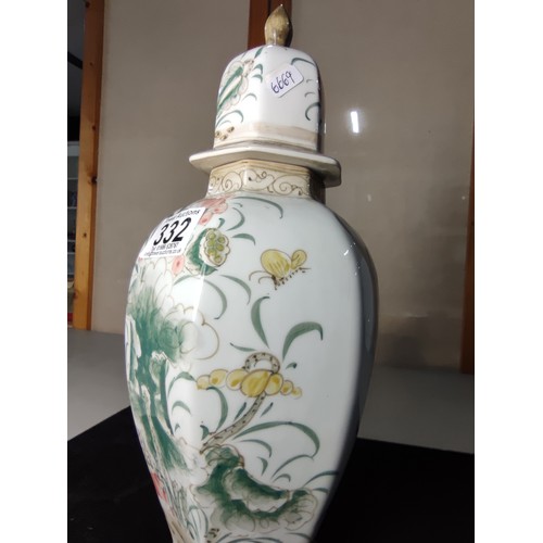 332 - A good quality antique Chinese hand painted lidded vase in the famille vert pallet featuring a beaut... 