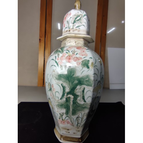 332 - A good quality antique Chinese hand painted lidded vase in the famille vert pallet featuring a beaut... 